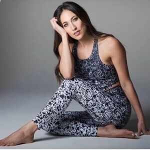 Kira Grace Goddess Rose Leggings Size XS